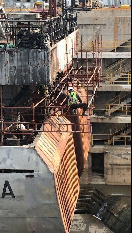 Overhang scaffolding alongside a vessel
