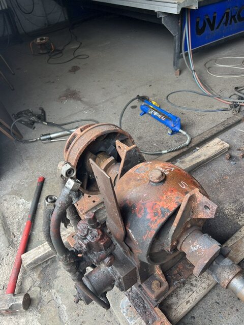 Failed and deteriorated anchor windlass brake lining