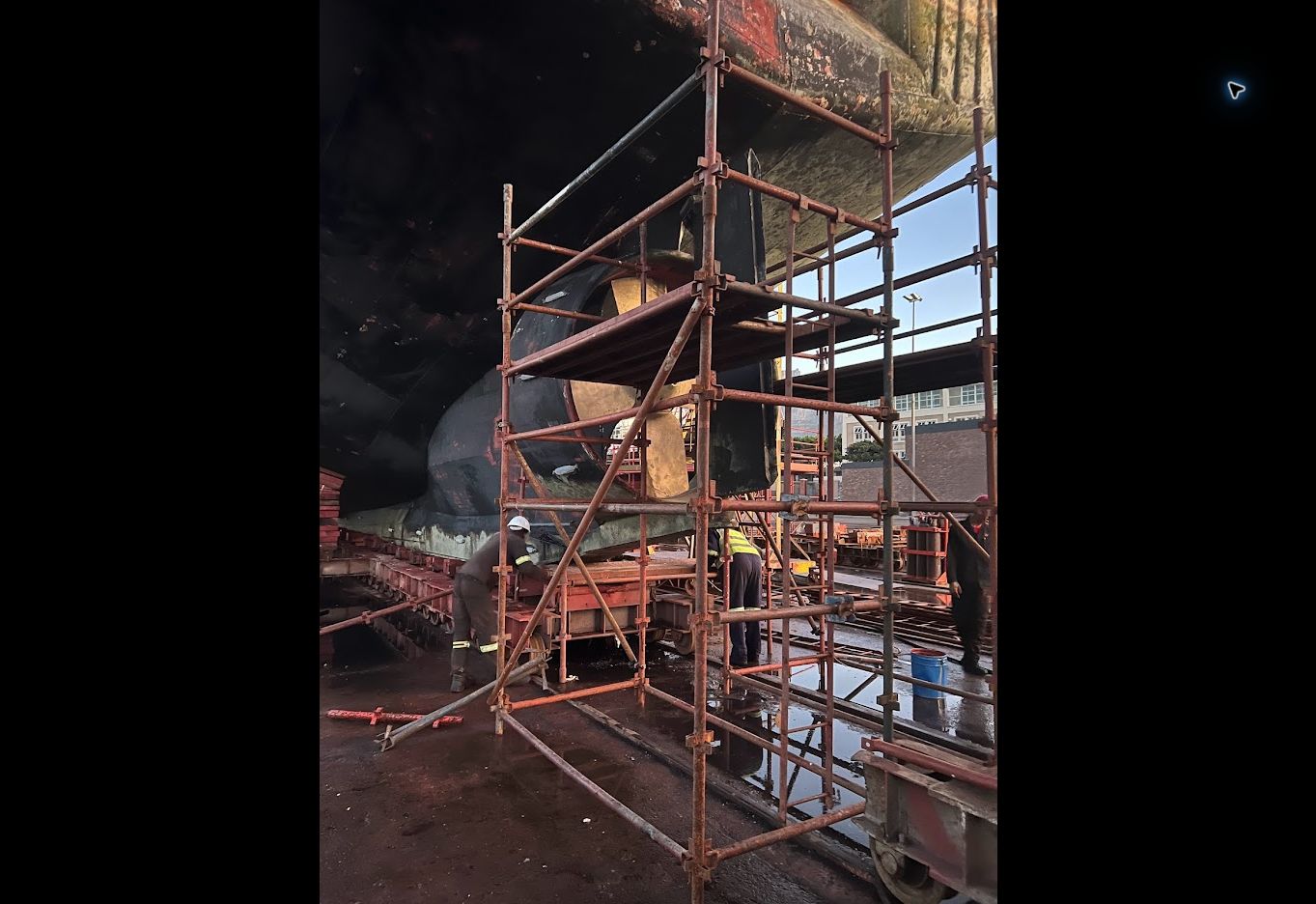 Overhang scaffolding erected beneath a vessel structure