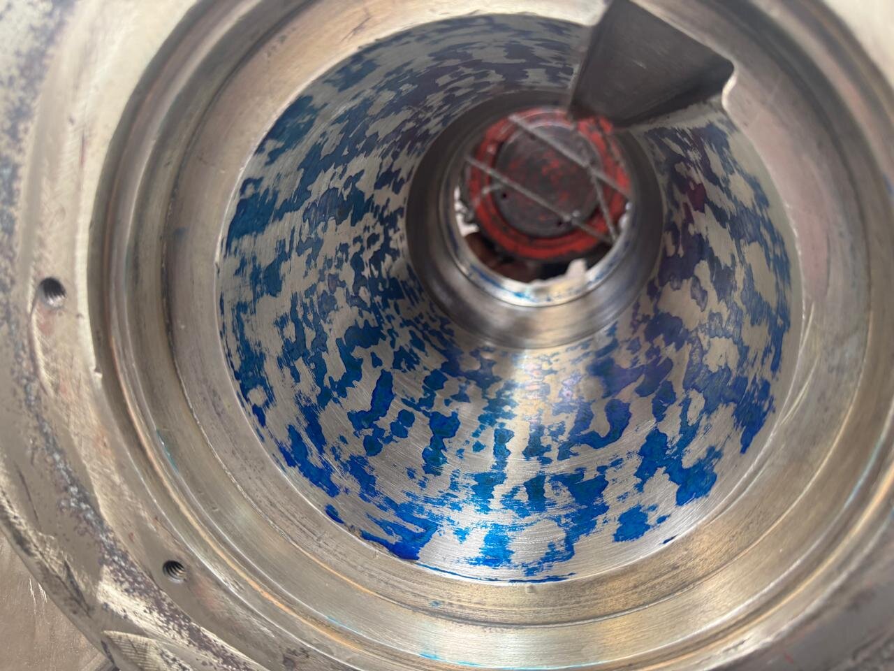 Close inspection inside a vessel propeller hub